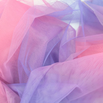 De textiel Genaaide Hand plooide de In reliëf gemaakte Kant Gelaagde Stof van Tulle