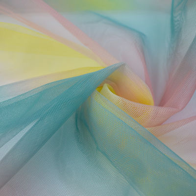 De textiel Genaaide Hand plooide de In reliëf gemaakte Kant Gelaagde Stof van Tulle