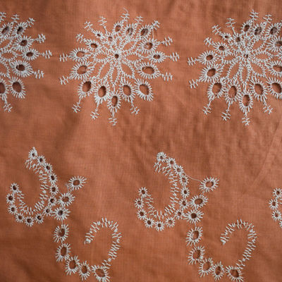 De zachte van het Katoenen van de Kledings Witte Geborduurde Stevige Kleur Textiel Stoffenkledingstuk