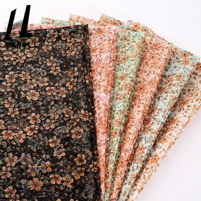 Het goedkope Kant van de de Stoffen 3D Bloem van Tulle van de Fabrieksprijs Lichtgewicht borduurde Doek Gedrukte Stof voor Kleding